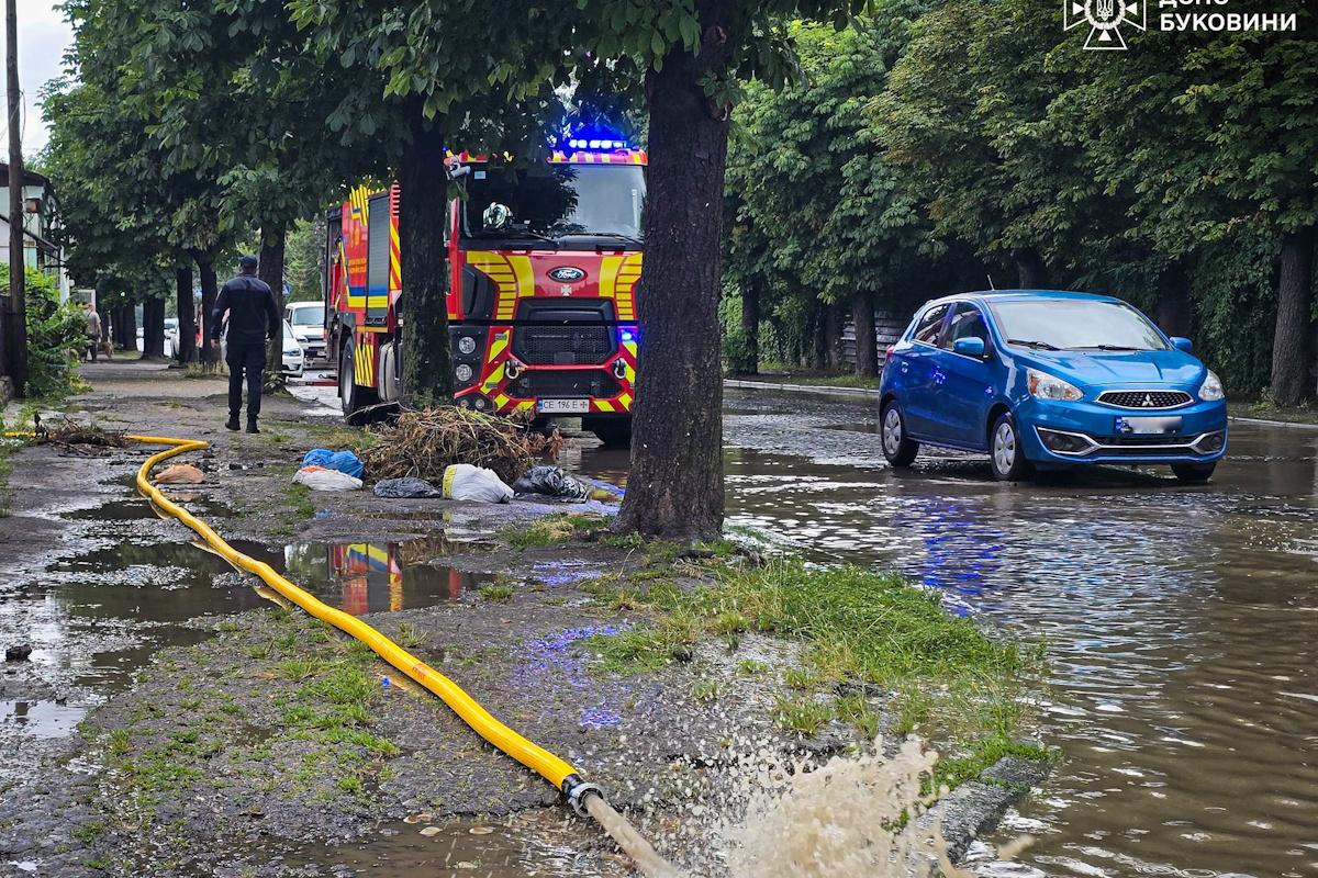 У Чернівцях борються з наслідками негоди / фото facebook.com/DSNSCV У Чернівцях борються з наслідками негоди / фото facebook.com/DSNSCV