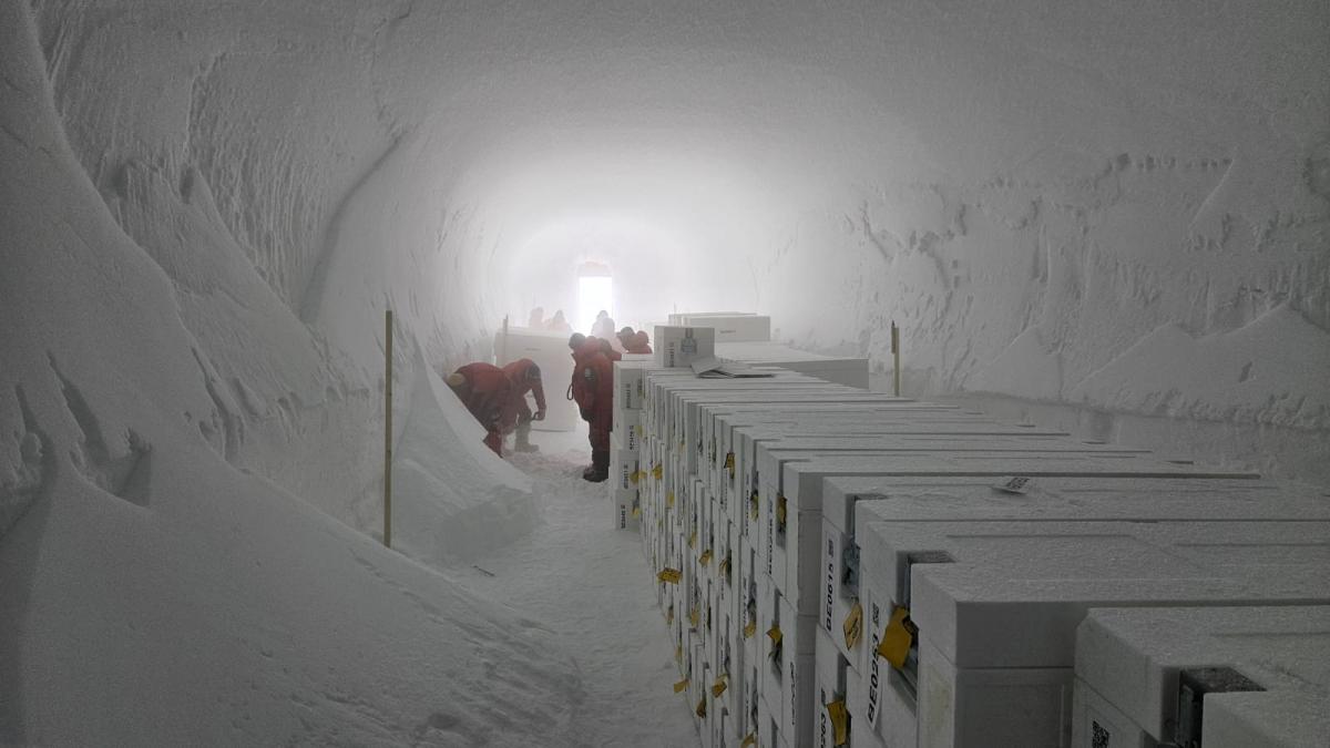 Лід було витягнуто з глибини до 2800 метрів / фото Beyond EPICA - Oldest Ice Лід було витягнуто з глибини до 2800 метрів / фото Beyond EPICA - Oldest Ice