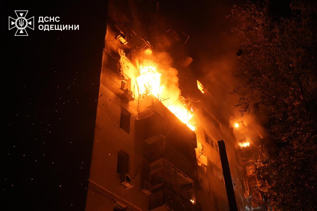 У місті спалахнуло багато пожеж через черговий обстріл окупантів / фото ДСНС Одещини У місті спалахнуло багато пожеж через черговий обстріл окупантів / фото ДСНС Одещини