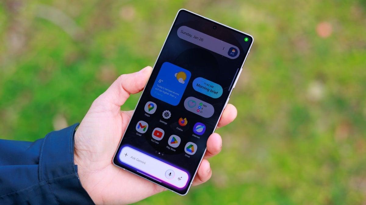 Samsung додала ефект "рідкого скла" з iOS 26 у прошивку One UI / фото PhoneArena Samsung додала ефект "рідкого скла" з iOS 26 у прошивку One UI / фото PhoneArena