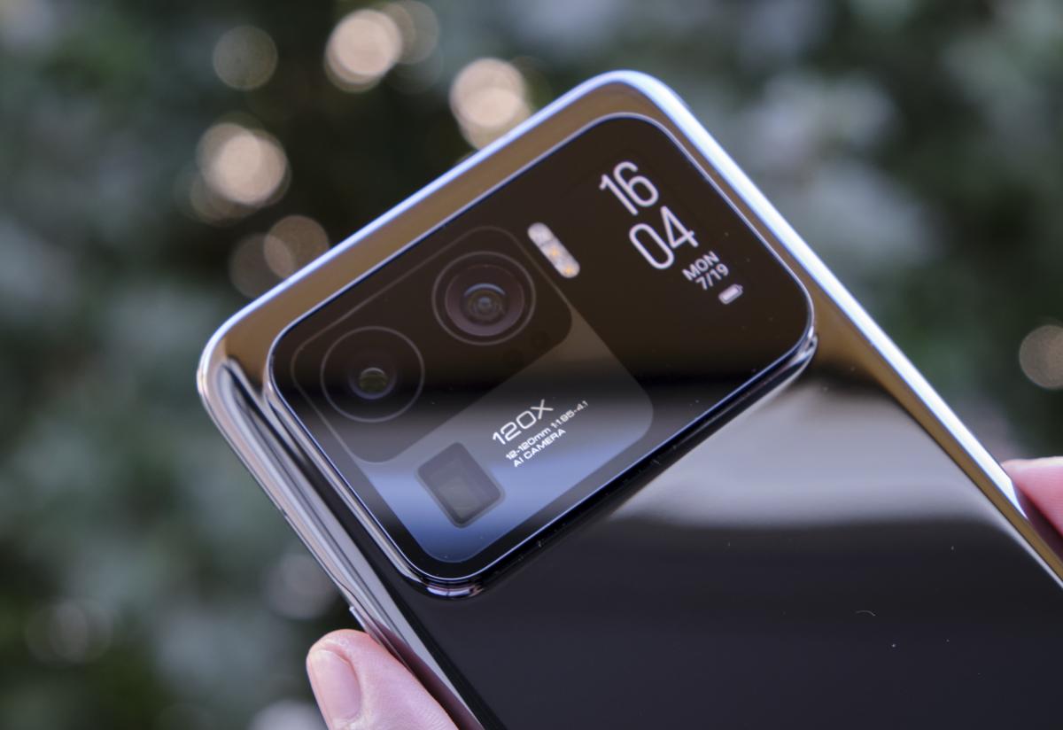 Xiaomi 11 Ultra оснащался небольшим AMOLED-дисплеем 1,1 дюйма на задней крышке / фото Xiaomi Xiaomi 11 Ultra оснащался небольшим AMOLED-дисплеем 1,1 дюйма на задней крышке / фото Xiaomi
