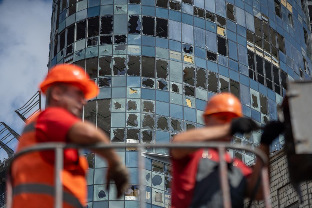 У Києві, поблизу станції метро "Лукʼянівка", ліквідовують наслідки російського обстрілу в ніч на 21 липня / фото КП "Київський метрополітен", Оксана Никифорук