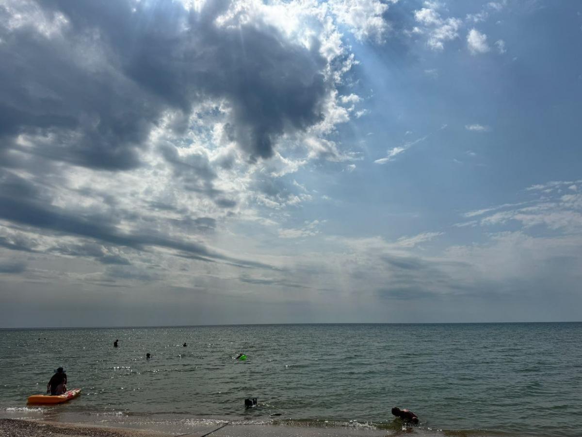 На пляжі майже немає людей, попри спеку в момент зйомки / фото соцмережі