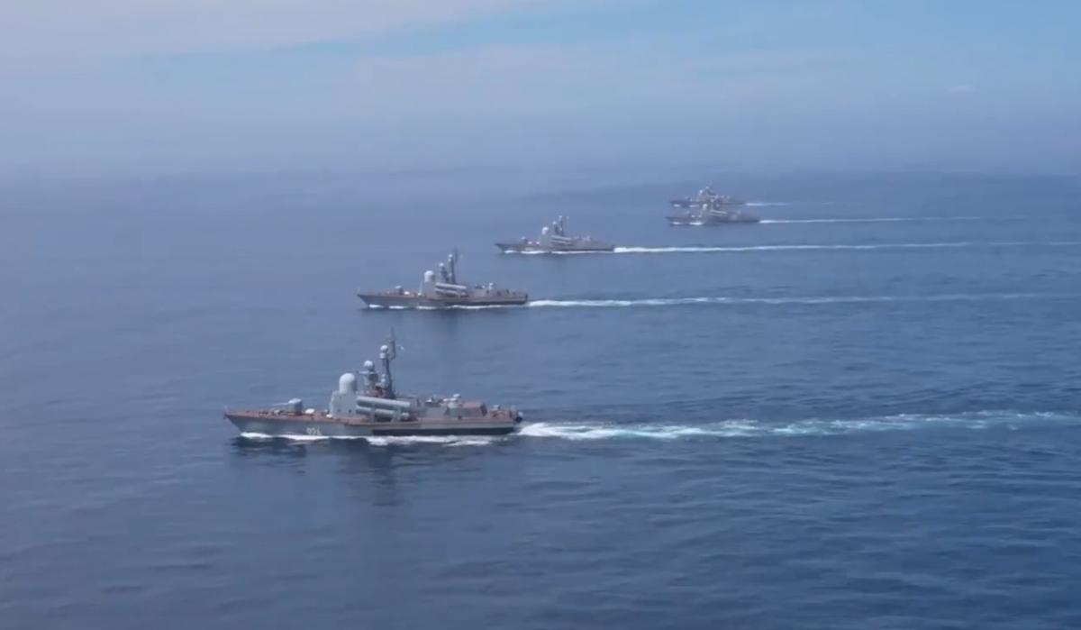 Росіяни показали, як проходять військові навчання за участю кораблів, літаків та підводних човнів / скриншот Росіяни показали, як проходять військові навчання за участю кораблів, літаків та підводних човнів / скриншот