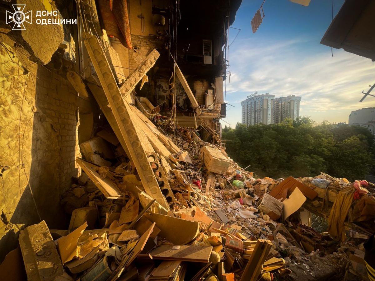 В Одесі удар прийшовся на житлову 9-поверхівку / фото ДСНС В Одесі удар прийшовся на житлову 9-поверхівку / фото ДСНС