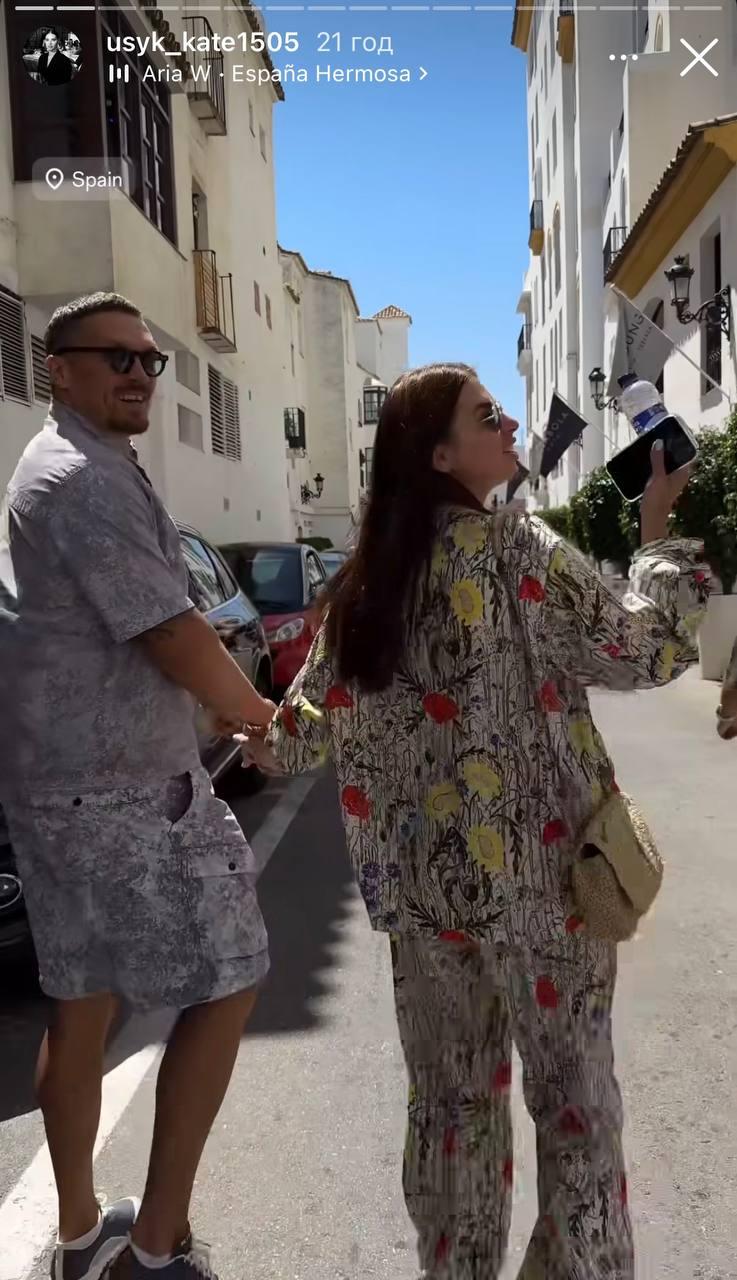 Олександр Усик з дружиною в Іспанії / скріншот Instagram