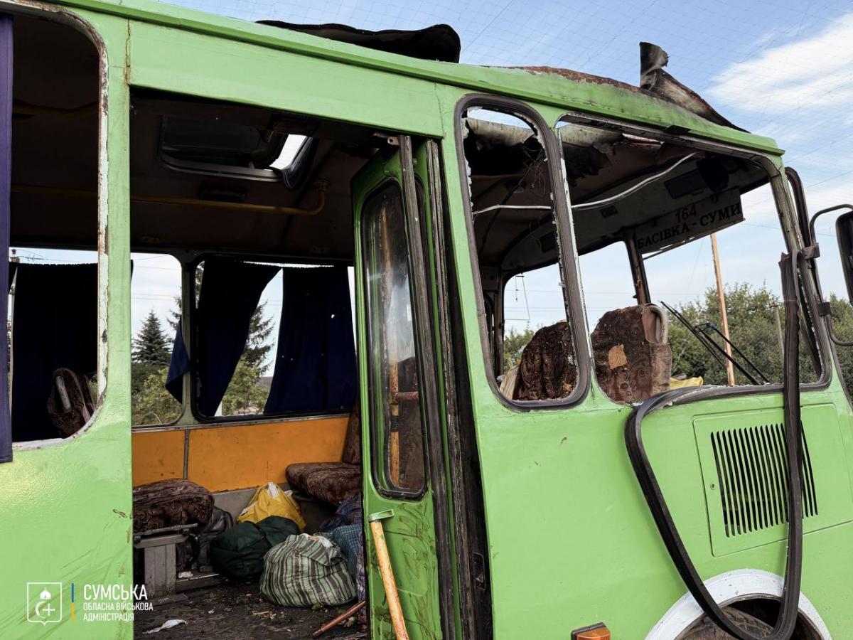 РФ атакувала автобус на Сумщині / фото Сумської ОВА РФ атакувала автобус на Сумщині / фото Сумської ОВА