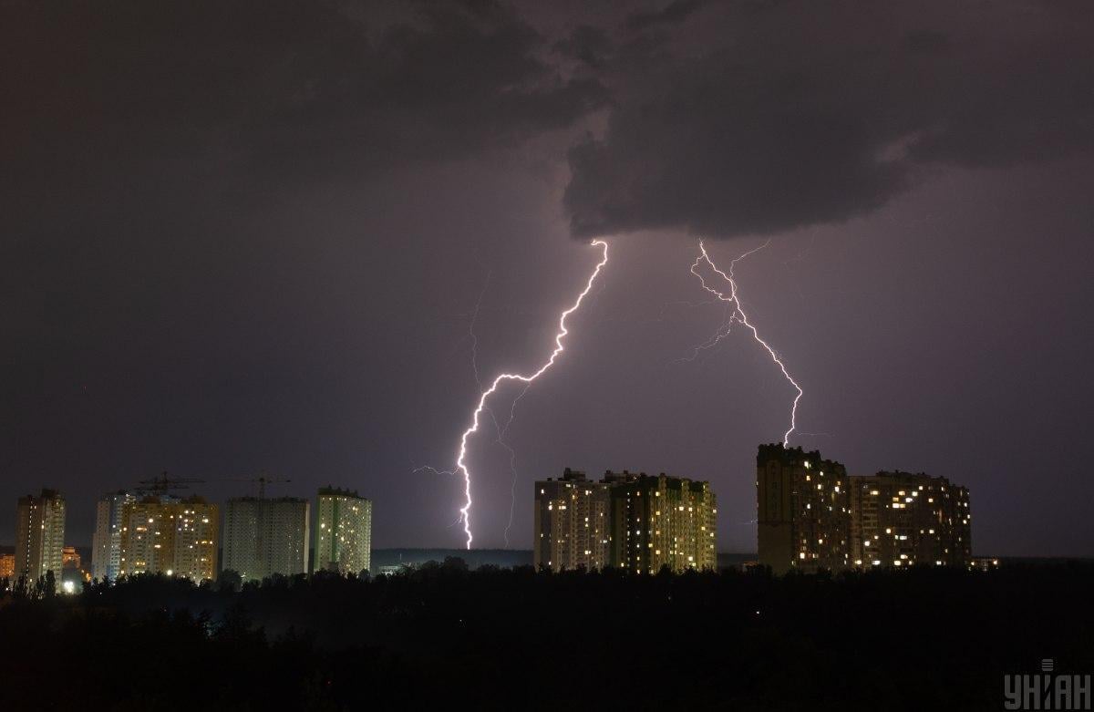 У Києві 6 серпня очікується гроза / фото УНІАН У Києві 6 серпня очікується гроза / фото УНІАН