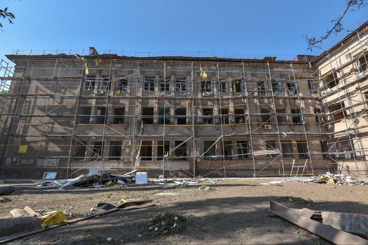 Оккупанты ударили по больнице в Каменском: пострадали более 20 человек