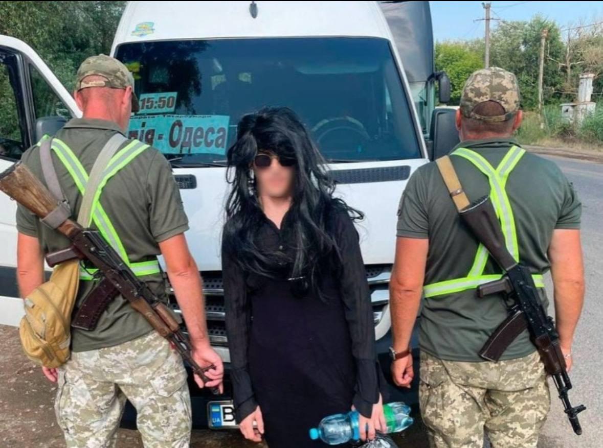 Прикордонники затримала ухилянта у перуці / ДПСУ Прикордонники затримала ухилянта у перуці / ДПСУ