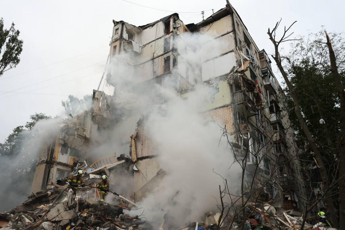 Окупанти поцілили у житловий будинок / фото ДСНС Окупанти поцілили у житловий будинок / фото ДСНС