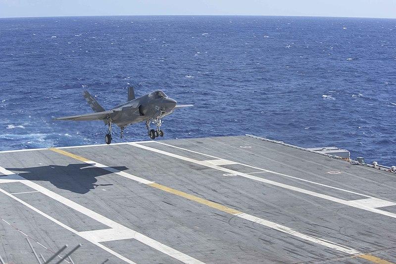 Британский истребитель F-35 совершил аварийную посадку в Японии Британский истребитель F-35 совершил аварийную посадку в Японии