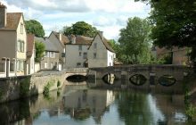 У французькому містечку неподалік від Парижа майже немає туристів: чим воно прекрасне