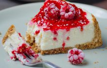 Без духовки и маскарпоне: легкий и быстрый летний ягодный чизкейк из творога