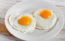 "Швидка і легка" яєчня без сковороди за 3 хвилини: про такий спосіб ви могли не знати