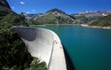 Греблі по всьому світу утримують стільки води, що зміщують полюси Землі, - дослідження