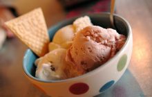 Як приготувати домашнє морозиво всього з 2 інгредієнтів: у мережі розкрили "мамин рецепт"