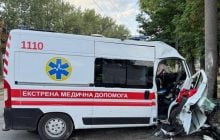 В Днепре "скорая" врезалась в столб: погиб медик, есть пострадавшие