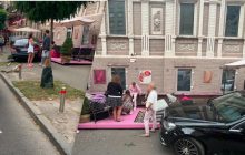 Поднимала мобильный: в Киеве водитель на Mercedes въехала в террасу летнего кафе