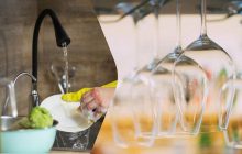 Если мыть посуду так - жир отвалится с тарелок сам по себе: метод "две миски"