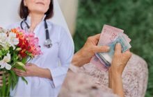 Яка пенсія у лікарів в Україні: скільки грошей можна отримати за вислугу років