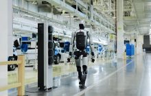 У Китаї представили робота, який здатний самостійно працювати 24/7 (відео)