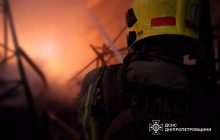 Войска РФ атаковали Днепропетровскую область: в Каменском бушует пожар (фото)