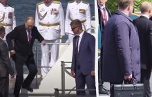 Не лише валізка: охорона Путіна "засвітила" незвичний прилад (відео)