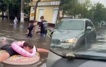 Житомир затопило: после ливней люди плавали посреди улиц и заметили рядом стаи рыб