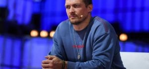 Жена Усика показала трогательное видео боксера с дочками