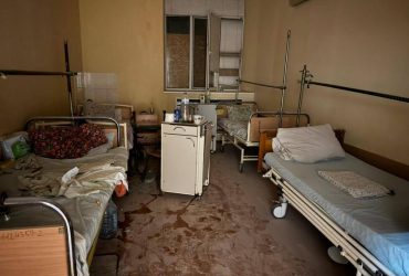 Окупанти вдарили по лікарні в Херсоні, є поранені (фото)