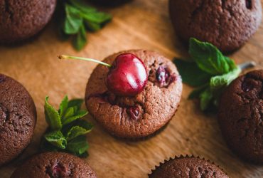 Як приготувати шоколадно-вишневі кекси: шеф-кухар розкрив свій оксамитовий рецепт