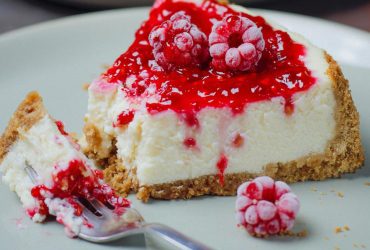 Без духовки и маскарпоне: легкий и быстрый летний ягодный чизкейк из творога