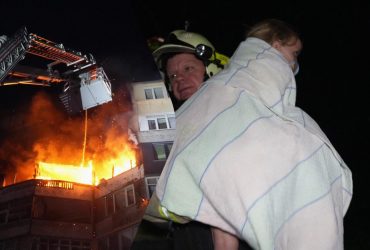 Окупанти вгатили дроном по багатоповерхівці в Одесі: серед постраждалих - діти (фото)