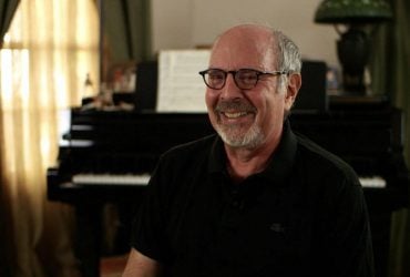 Помер композитор, який написав музику до серіалу "Секретні матеріали"