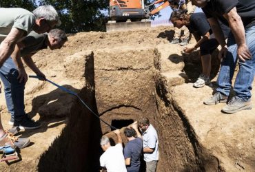 В Италии вскрыли нетронутую гробницу - она была запечатана в скале 2 700 лет (фото)