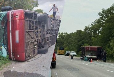 На Дніпропетровщині перекинувся автобус: загинув пасажир, багато травмованих