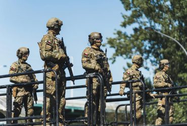 Поляки массово идут на военные учения, опасаясь агрессии РФ, - Reuters