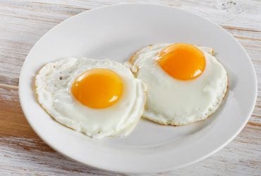 Швидка і легка яєчня без сковороди за 3 хвилини: про такий спосіб ви могли не знати