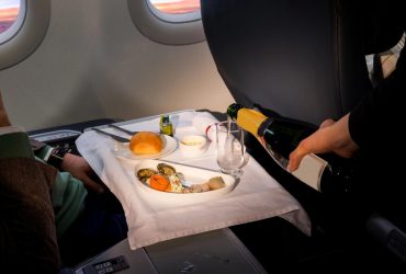 Стюардеса розповіла, який напій краще не замовляти під час польоту