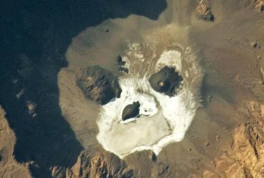 Астронавт виявив величезний білий череп у самому серці Сахари