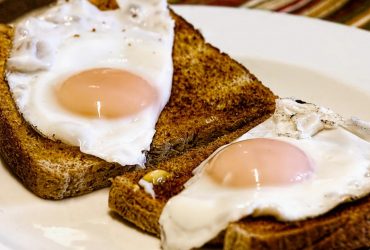 Как пожарить яичницу с жидким желтком: шеф-повар раскрыл простой лайфхак