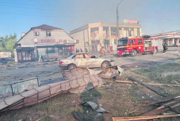 Росіяни скинули авіабомбу на центр Добропілля на Донеччині: є загиблі та багато поранених