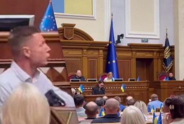 Когда такие, как вы, будете на фронте: Зеленский резко ответил депутату о сроках службы