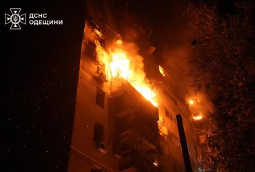 Нічний удар РФ по Одесі: у ДСНС показали кадри рятувальної операції