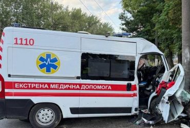 У Дніпрі швидка врізалася в стовп: загинув медик, є постраждалі