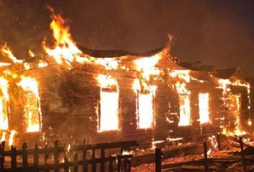 Росіяни атакували село на Сумщині: є загибла, згоріли будинки (відео)