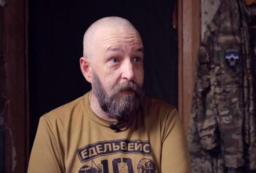 Стояв переляканий: український військовий голими руками взяв у полон озброєного окупанта