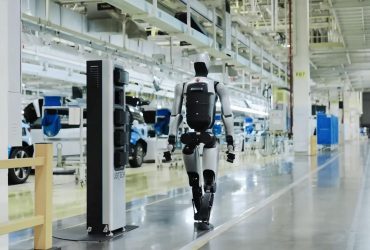 В Китае представили робота, который способен самостоятельно работать 24/7 (видео)