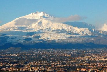 Експерти назвали 8 найвищих діючих вулканів, на які можна піднятися